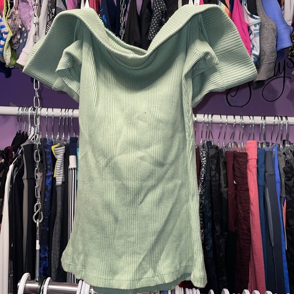 Guess green Crop top NWOT hangs over shoulders small fitted knit material - Picture 5 of 7